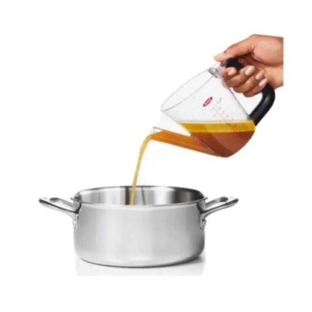 OXO Good Grips 2 Cup Fat Separator With Measurement Easy Clean Prevents Spills